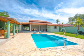 Casa de campo agradável com piscina 1h de SP